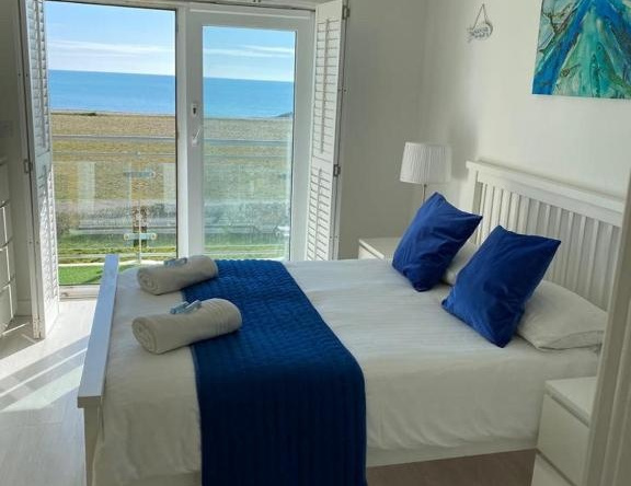 Luxury Beachfront Outstanding 2 Bedroom Apartment, Истборн-Сифронт — фото 1