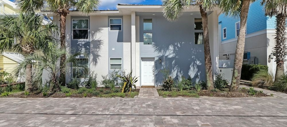 Dog Friendly Oceanfront Beach House by RedAwning, Amelia Island — photo 1