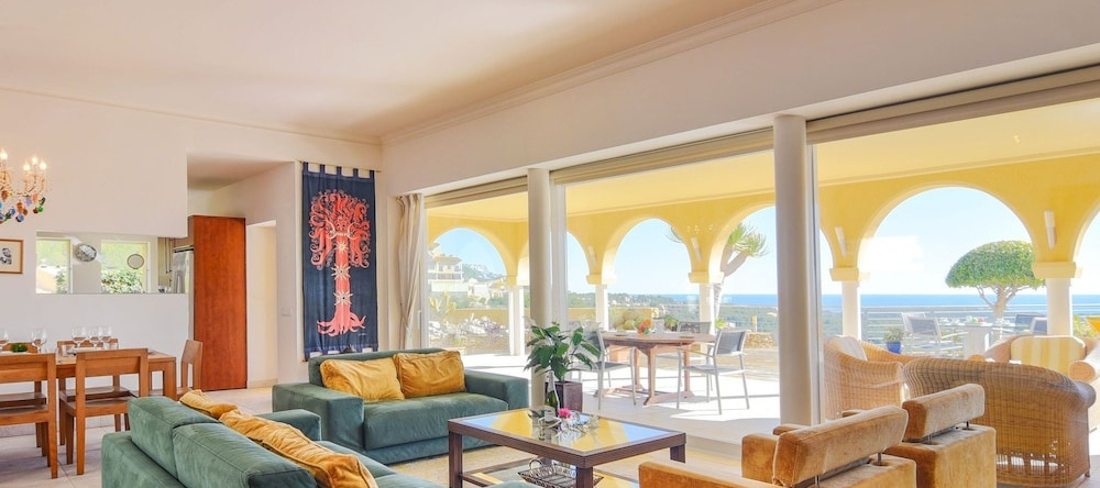 Affluent Villa in Altea With Pool and Panoramic Views, 阿尔特阿 — 照片 1