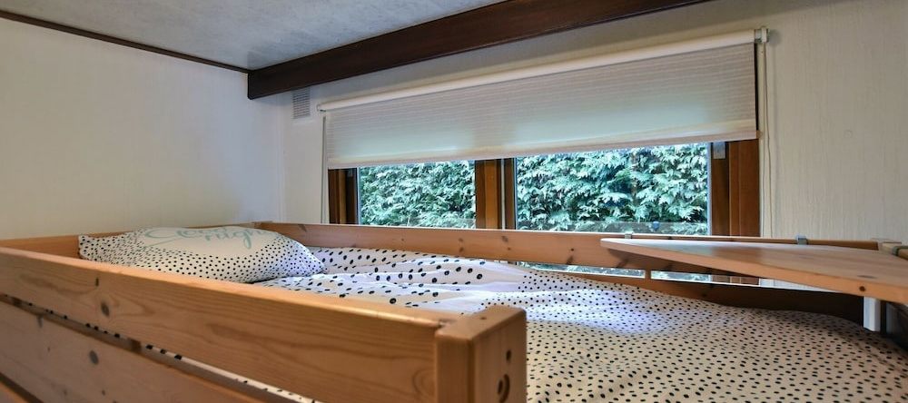 Spacious Chalet With Enclosed Garden in Small-scale Holiday Resort Adjacent to Forest, 哈德伦 — 照片 1