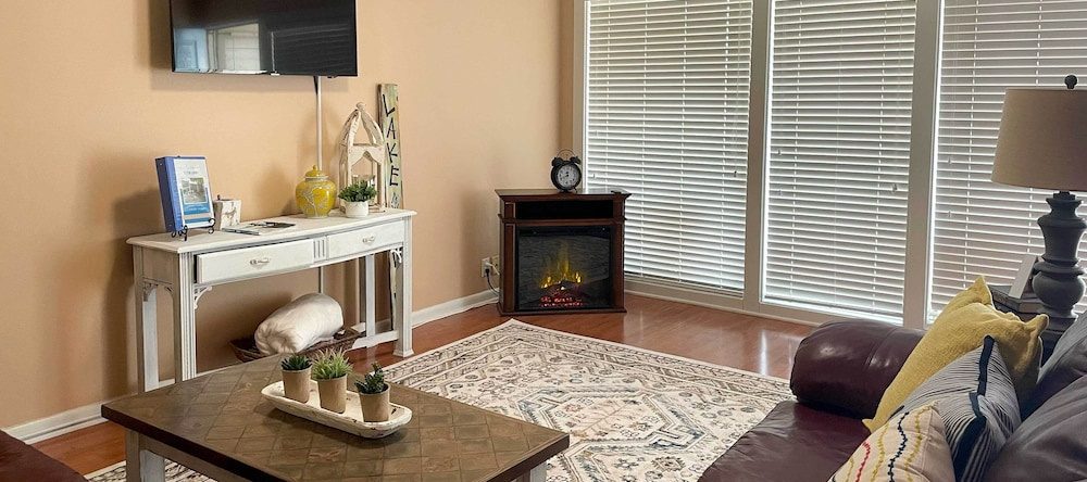 Townhome on Lake Desoto: Deck + Water Views!, 温泉村 — 照片 1