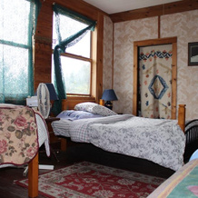 Earth Club Factory Guest House, Denman Island — photo 5