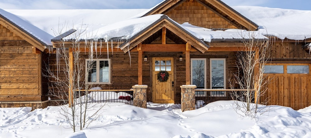 New Listing! Mountain-view Lodge W/ Fireplace And Hot Tub 4 Bedroom Cabin, 格兰比 — 照片 1
