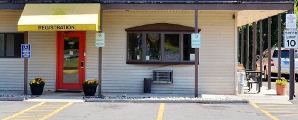 Enfirld Inn And Suites Bradley Airport, Энфилд — фото 1