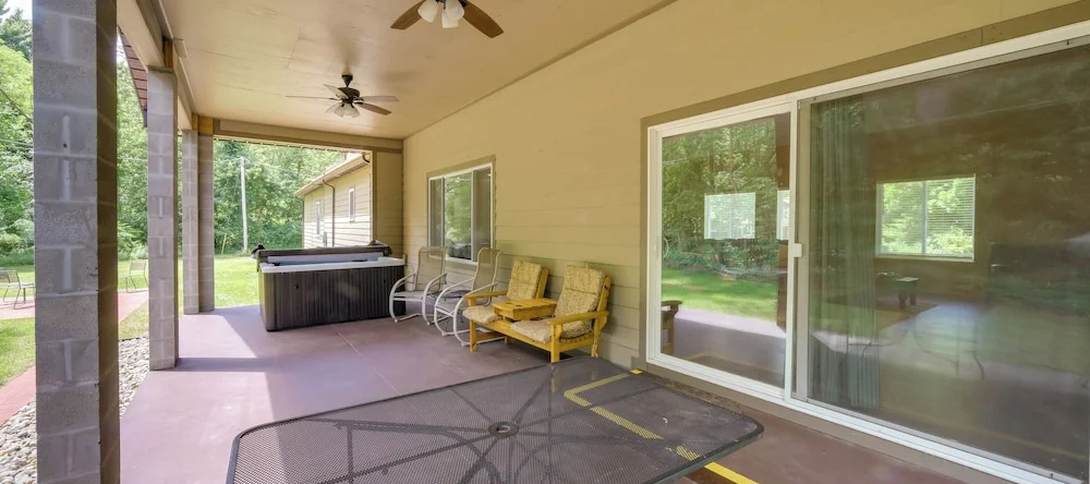 Spacious House on Half Acre < 3 Mi to Beach!, 肖尔伍德-塔山-哈伯特 — 照片 1