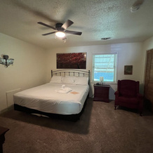 Two bedroom House with fenced in yard, covered patio area, located at the Joplin Inn at the entrance to Mountain Harbor, just 1 1/2 miles from Lake Ouachita. by RedAwning, 艾达山 — 照片 5