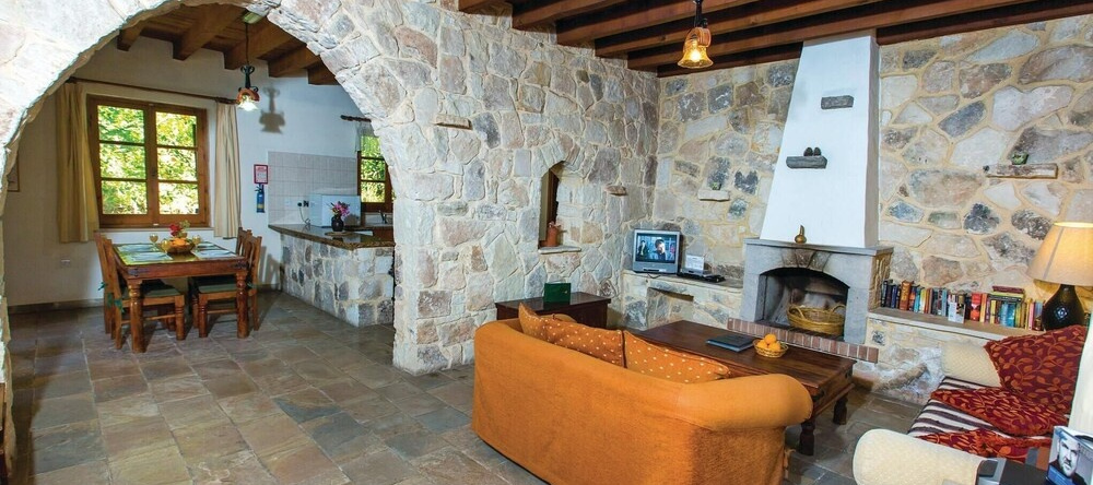 Nice Home in Miliou Paphos With 2 Bedrooms, Outdoor Swimming Pool and Swimming Pool, 米利厄 — 照片 1