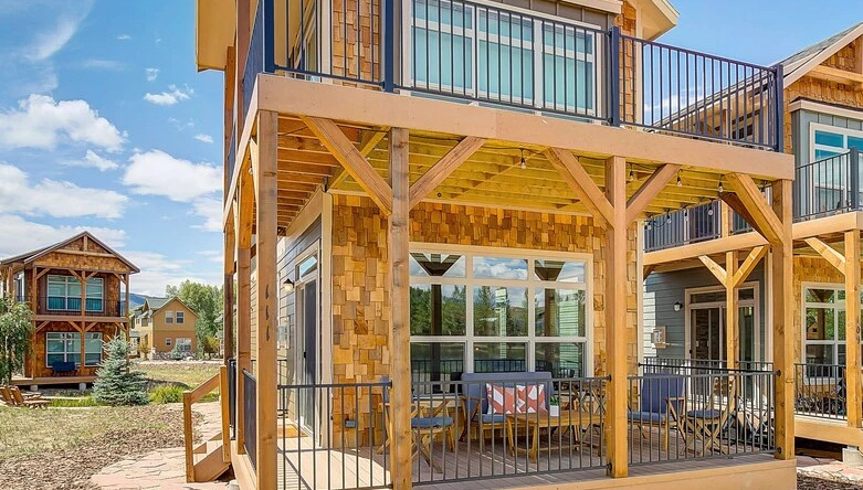 Modern Mountain Home Near Fraser River, 格兰比 — 照片 1
