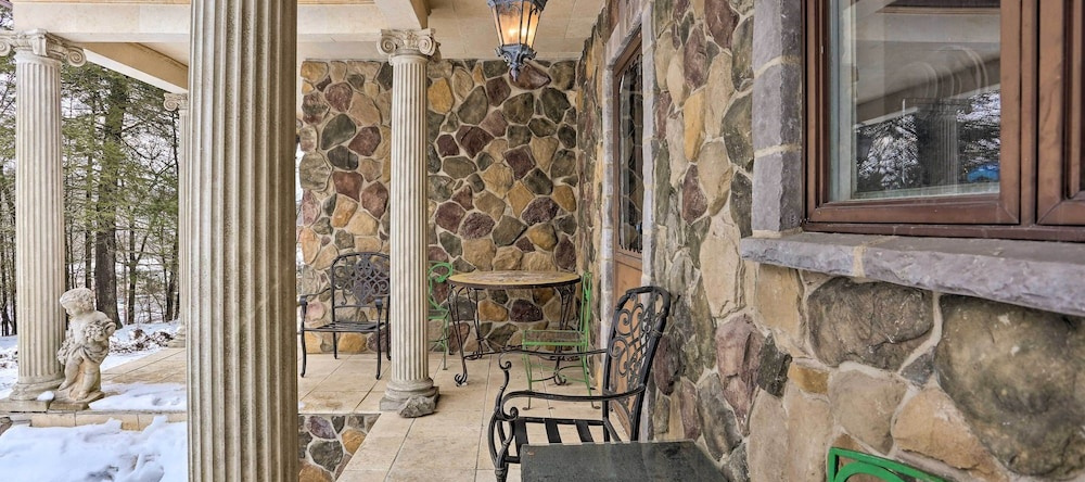 1 Mi to Lake Wallenpaupack: Spacious Poconos Villa, Hawley — photo 1