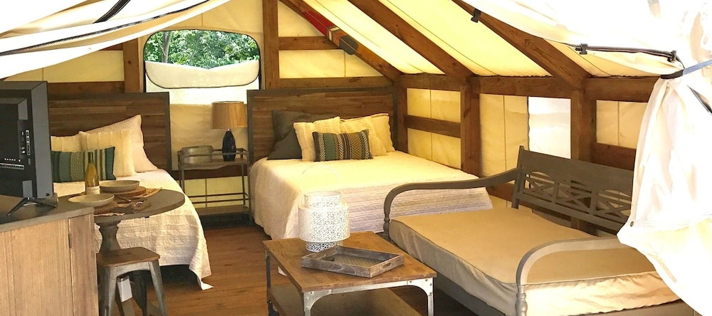Geronimo Creek Retreat Getaway Cabin #6 1 Bedroom 1 Bathroom Cabin, Сегин — фото 1