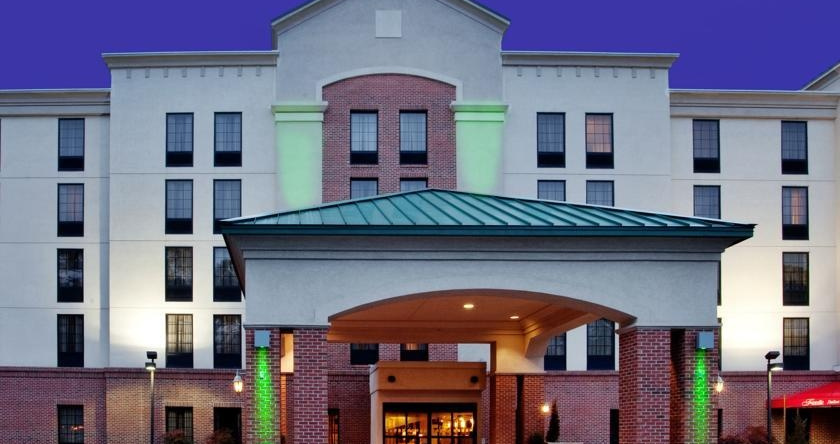 Holiday Inn and Suites Newport News, 纽波特纽斯 — 照片 1