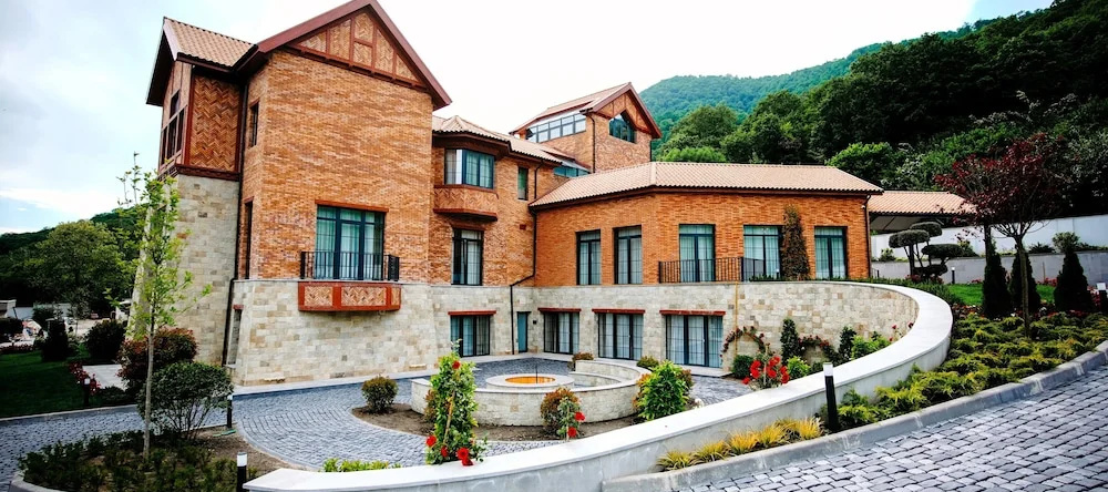 Hill Chalet Hotel & Resort, Габала — фото 1