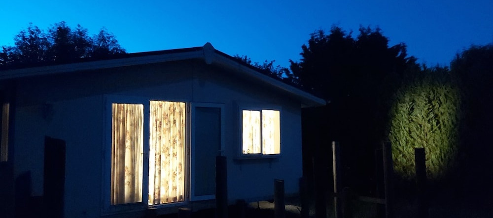 Farm stay chalet-The Paddock, Llannon — photo 1