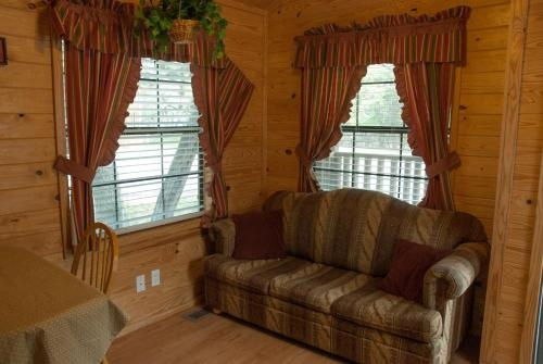 Medina Lake Camping Resort Cabin 4, Pipe Creek — photo 1
