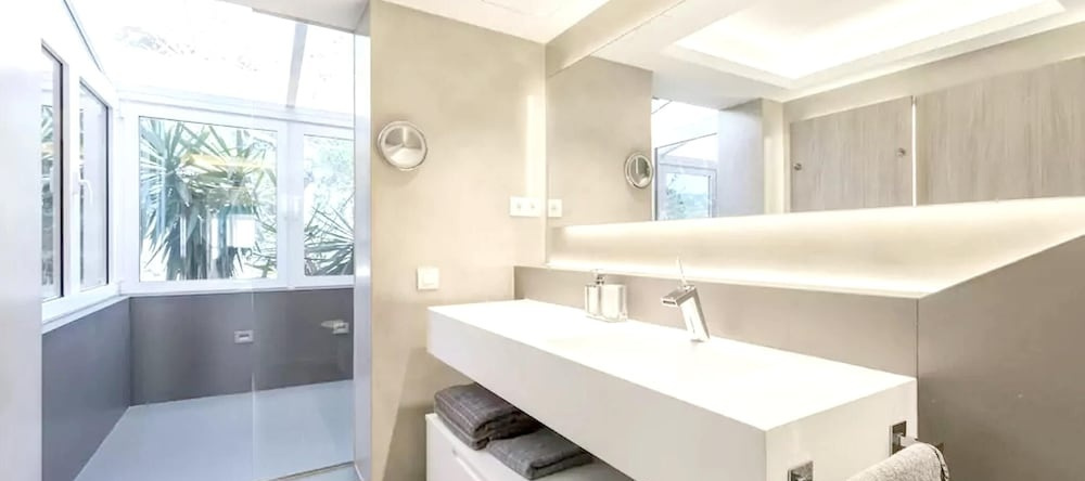 Villa With 4 Bedrooms in Badalona, With Wonderful sea View, Private Pool, Furnished Terrace Near the Beach, 巴达洛纳 — 照片 1