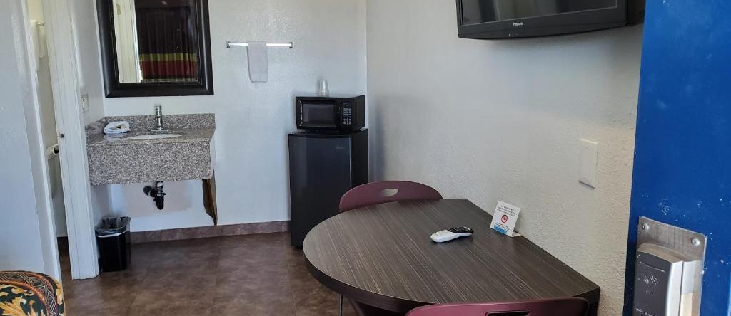 High Desert Inn, Hesperia — photo 1