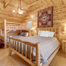 3 BDR Log Cabin in Cozy Resort w/ Private Hot Tub, Pittman Center — photo 3