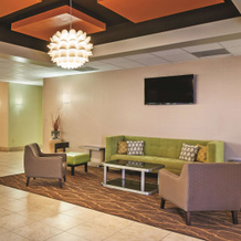 La Quinta Inn & Suites by Wyndham Angleton, Angleton — photo 2