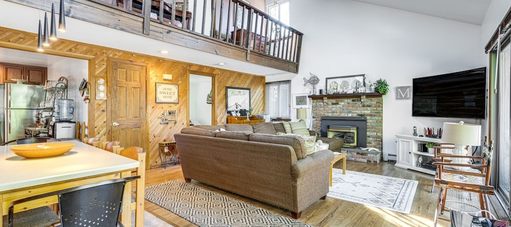East Hampton Home w Hot Tub & Seasonal Pool, 斯普林斯 — 照片 1