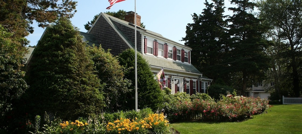 Allen Harbor Breeze Inn & Gardens, Harwich — photo 1