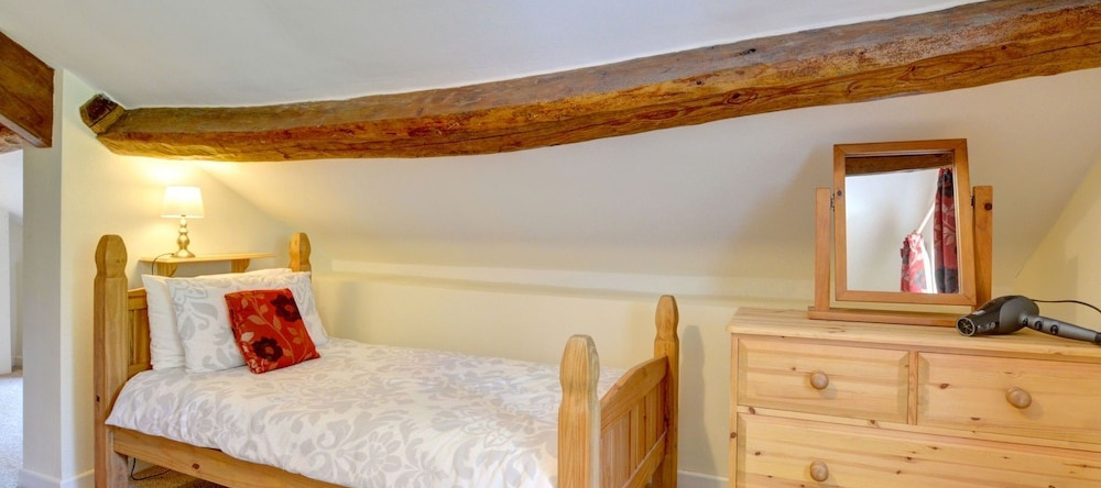 Pretty Holiday Home With Sunny Garden And A Comfortable Four-Poster Bed, Ллангириг — фото 1