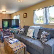 On-Site Creek & Fishing: Cozy Coos Bay Retreat!, Куз Бэй — фото 3