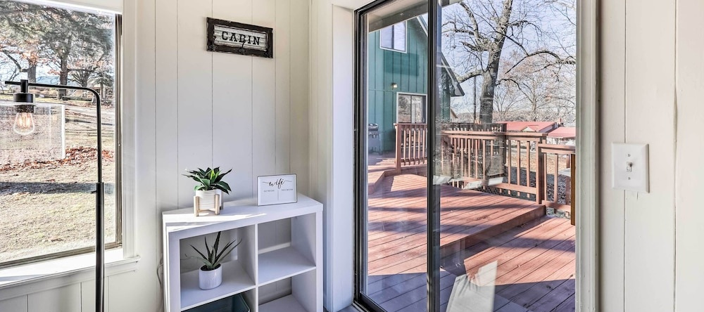 Dock & Pool Access: Lakefront Grove Home!, Андерсон — фото 1