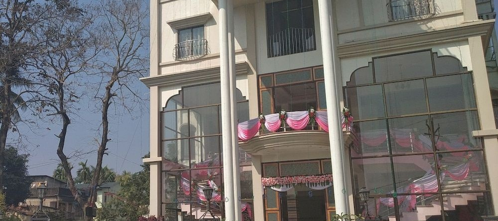 OYO 27907 Greater Kailash The Palace, 杰尔拜古里 — 照片 1