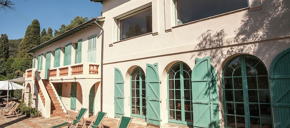 Beautiful Villa in Rayol-Canadel-sur-Mer near Sea, 拉约勒卡纳代勒滨海 — 照片 1
