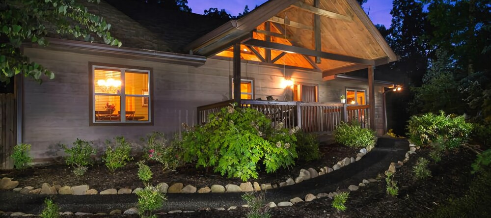 Riversound Romance 2 Bedroom Home with Hot Tub, Pittman Center — photo 1