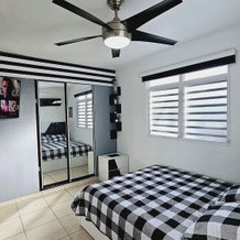 Cozy and Modern Apartment Black & White With Jacuzzi on Terrace, 古拉博 — 照片 2