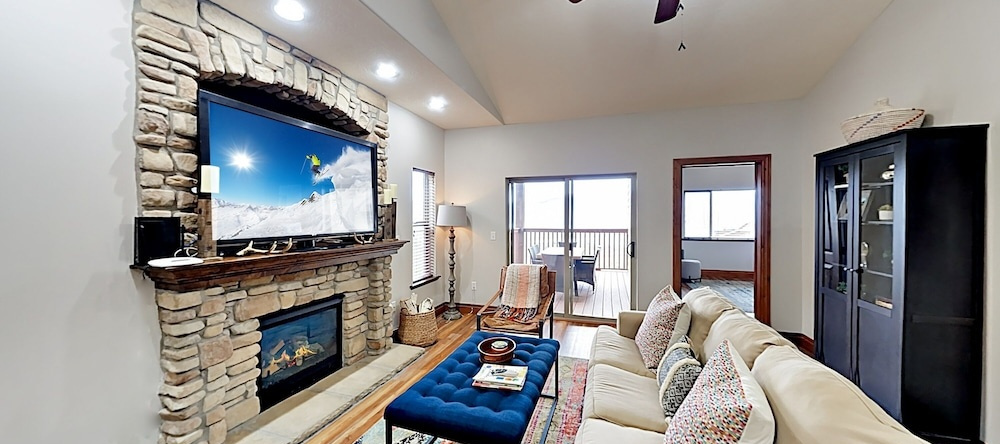 Big Townhome W/ Hot Tub, Views, 3 Living Rooms 5 Bedroom Townhouse, Хебер-Сити — фото 1