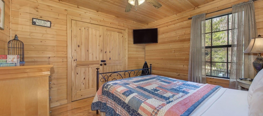 Woodland Wonder W/ Hot Tub And Pool Table!, Олдем — фото 1