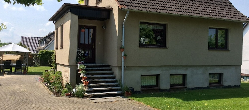 Apartment In Zierow With Garden, Roofed Terrace And Barbecue, Зиров — фото 1