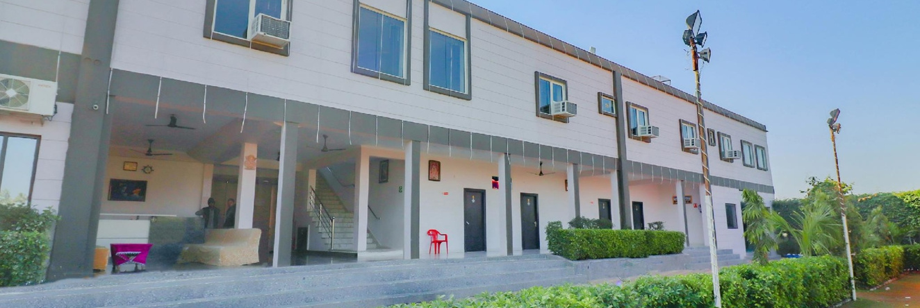 OYO 77329 Hotel Chandra Garden, 戈瓦尔丹 — 照片 1