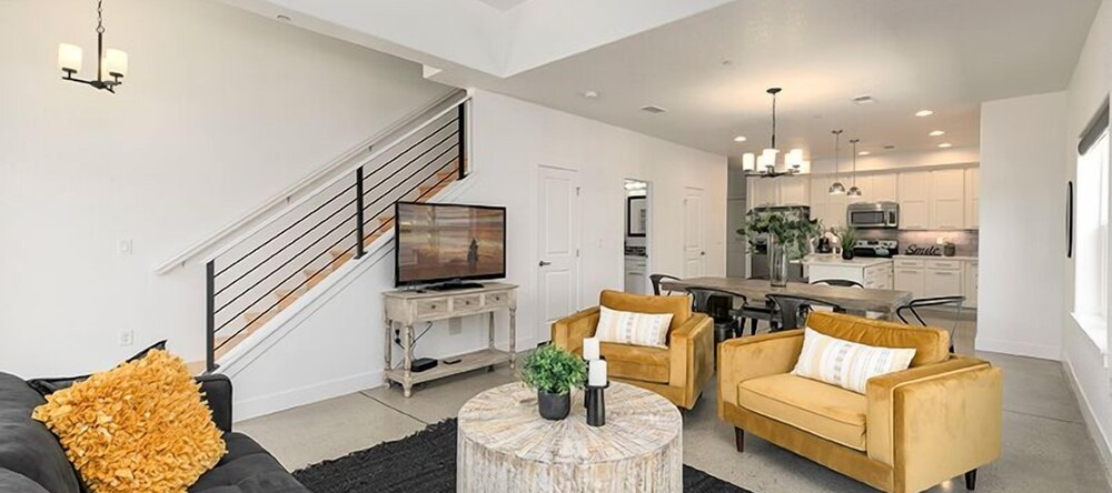 Gorgeous Townhome steps from the Brewery District!, 柯林斯堡 — 照片 1