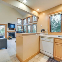 Slopeside Boyne Mtn Resort Condo w/ Deck!, 博因福尔斯 — 照片 3