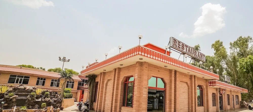 Oyo 45229 Rajdhani Tourist Motel, Котпутли — фото 1