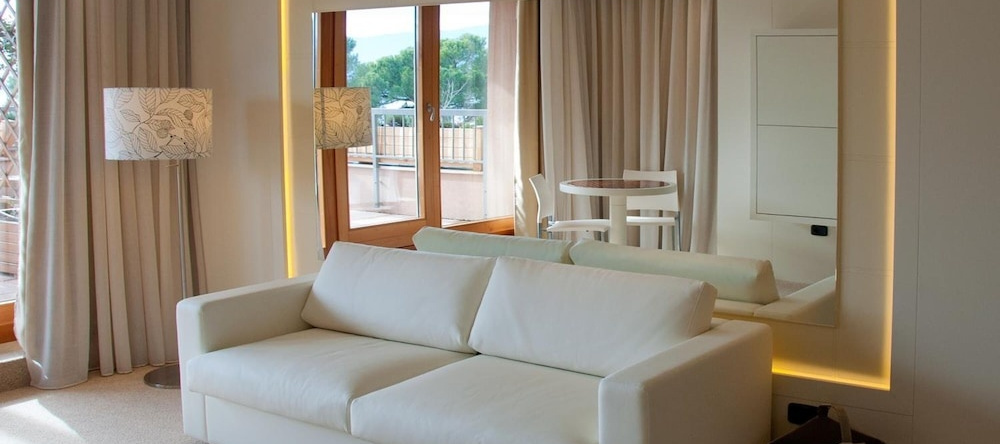 Cocca Hotel Royal Thai Spa, Сарнико — фото 1