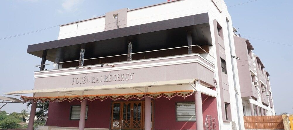 OYO 24487 Hotel Raj Regency, 艾哈迈德讷格尔 — 照片 1