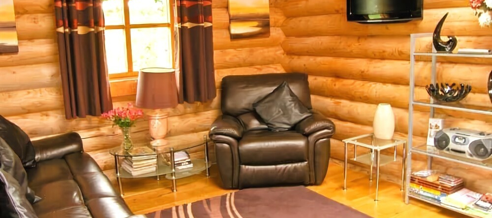 Cedar Log Cabin, Brynallt Country Park, 埃尔斯米尔 — 照片 1