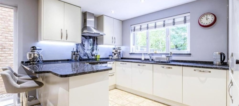Homely 4 Bedroom House Addlestone, Эддлстоун — фото 1
