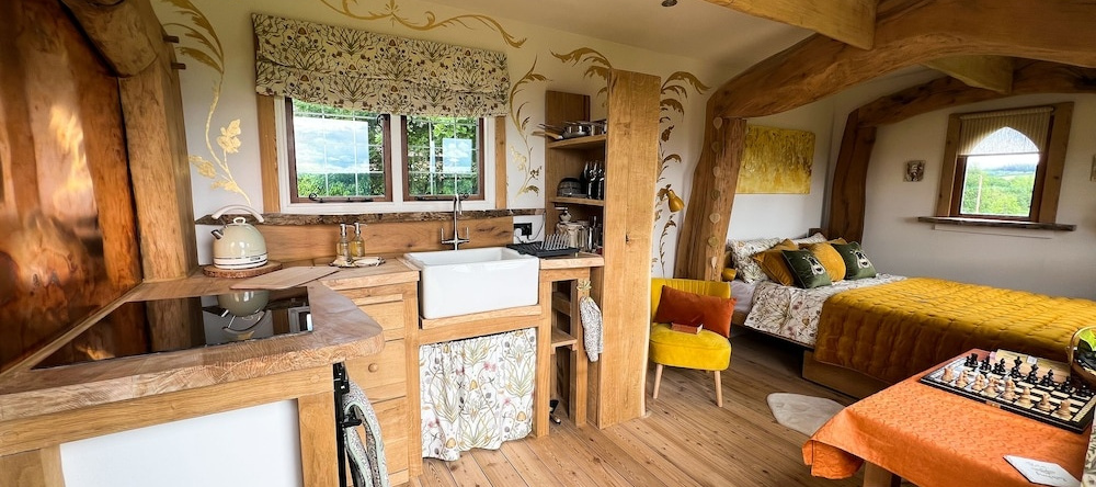 Luxury Shepherd's Hut Style Cabin With Views, Much Birch — photo 1