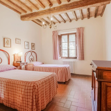 small village of beautiful apartments in the green Tuscan hills and olive groves, 泰里乔拉 — 照片 3