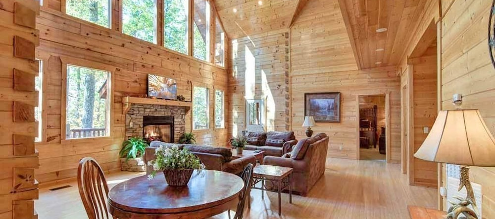 Unbridled Spirit 5 Bedroom Home with Hot Tub, Pittman Center — photo 1