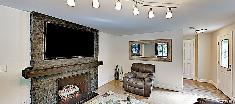 Phinneys - 4 Br Home, Centerville — photo 1