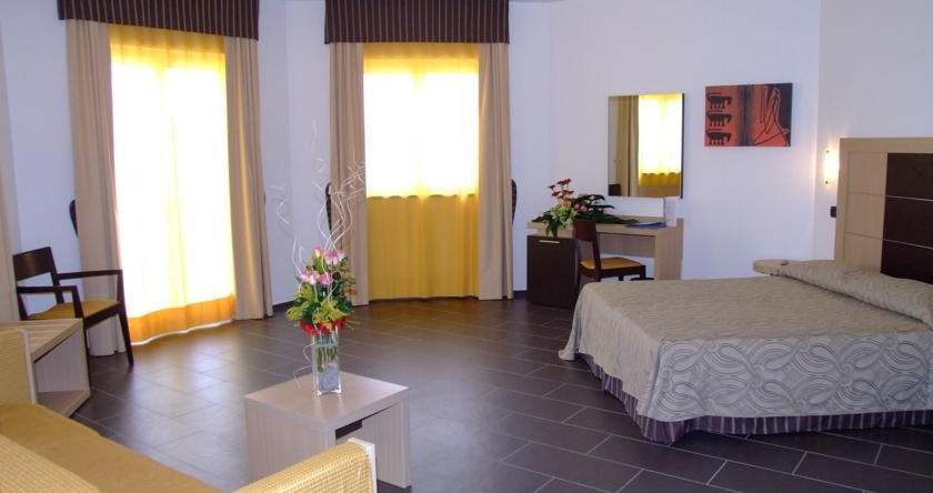 Club Hotel Baia di Tindari, 帕蒂 — 照片 1