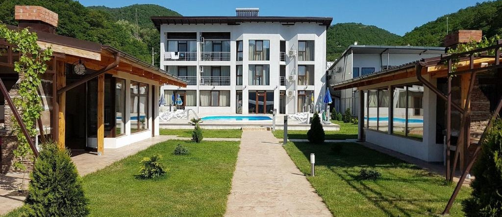 Vila Hercules, Dubova — photo 1