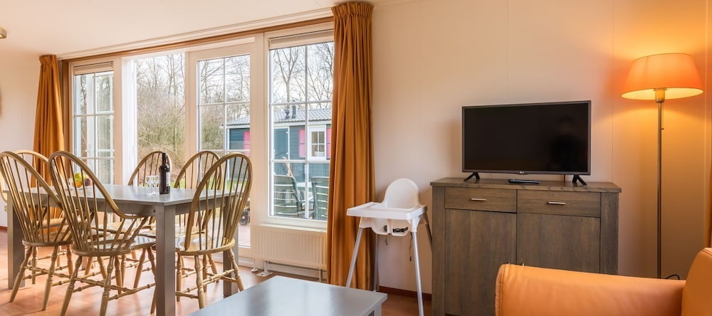 Alluring Chalet With Combi-microwave, Next to a Nature Reserve, 博尔赫 — 照片 1