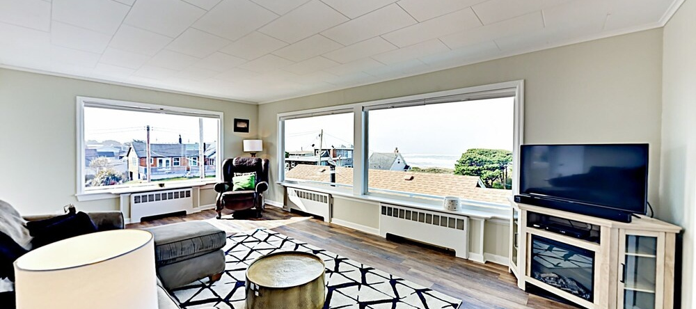 Ocean-View Beach - 6 Br Home, Rockaway Beach — photo 1